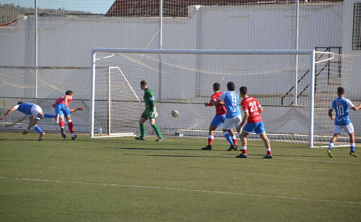 Uno de los goles encajados en la portería santeña 