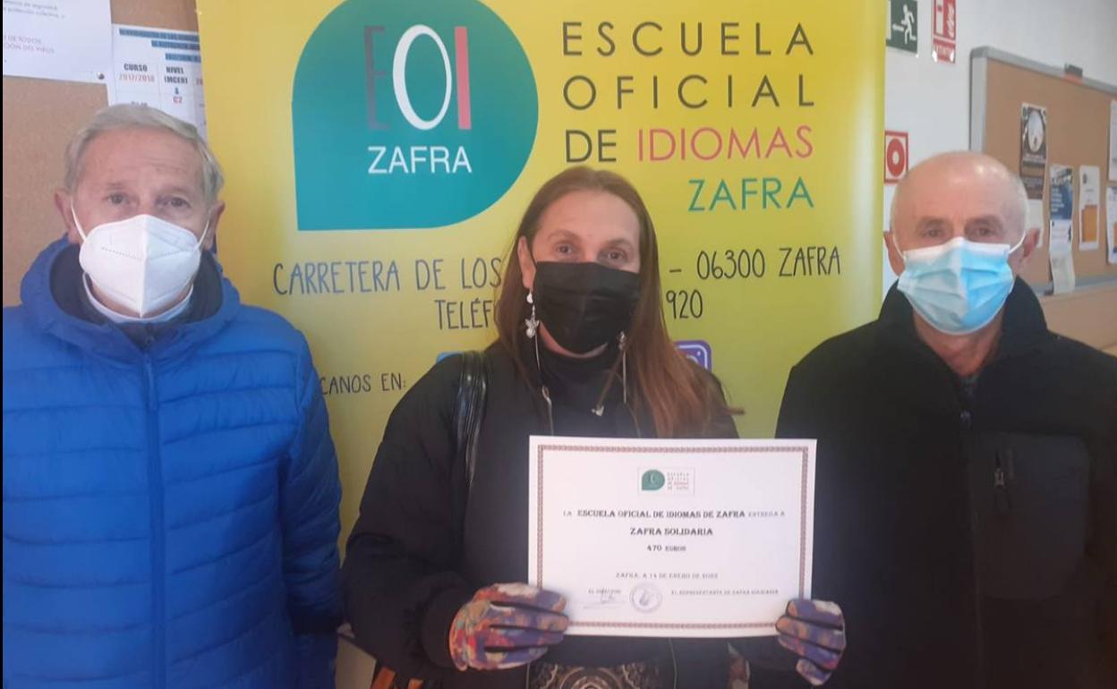 Momento de la entrega de la donación en la EOI 
