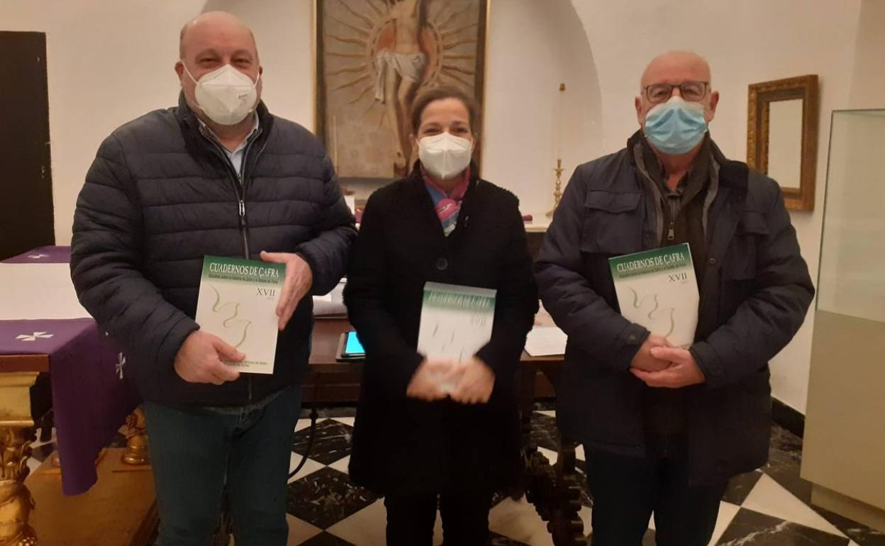 Los responsables de la publicación con la concejala Nieves Peña en la presentación 