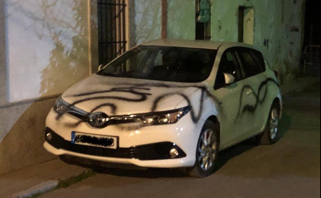 Uno de los coches con grafitis 