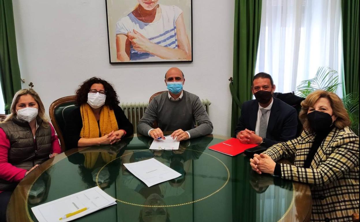 Firma del convenio en el ayuntamiento 