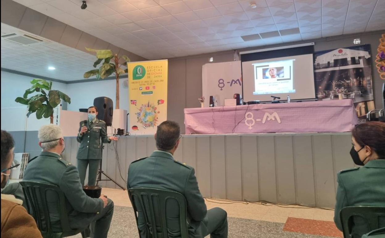 La jefa de la Comandancia de la Guardia Civil de Teruel, Silvia Gil, ofreció en Zafra una charla sobre igualdad y feminismo