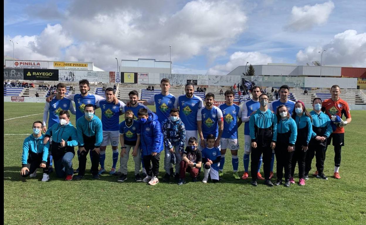 Los jugadores del Zafra junto a los jóvenes de la Asociación Down Zafra durante el homenaje 