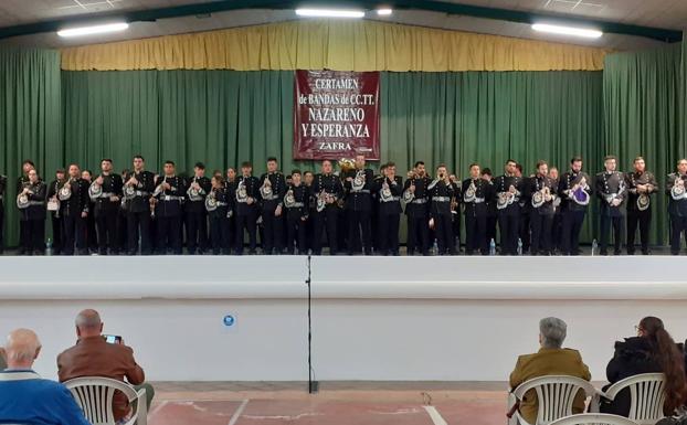 La Banda del Nazareno y la Esperanza durante su actuación 