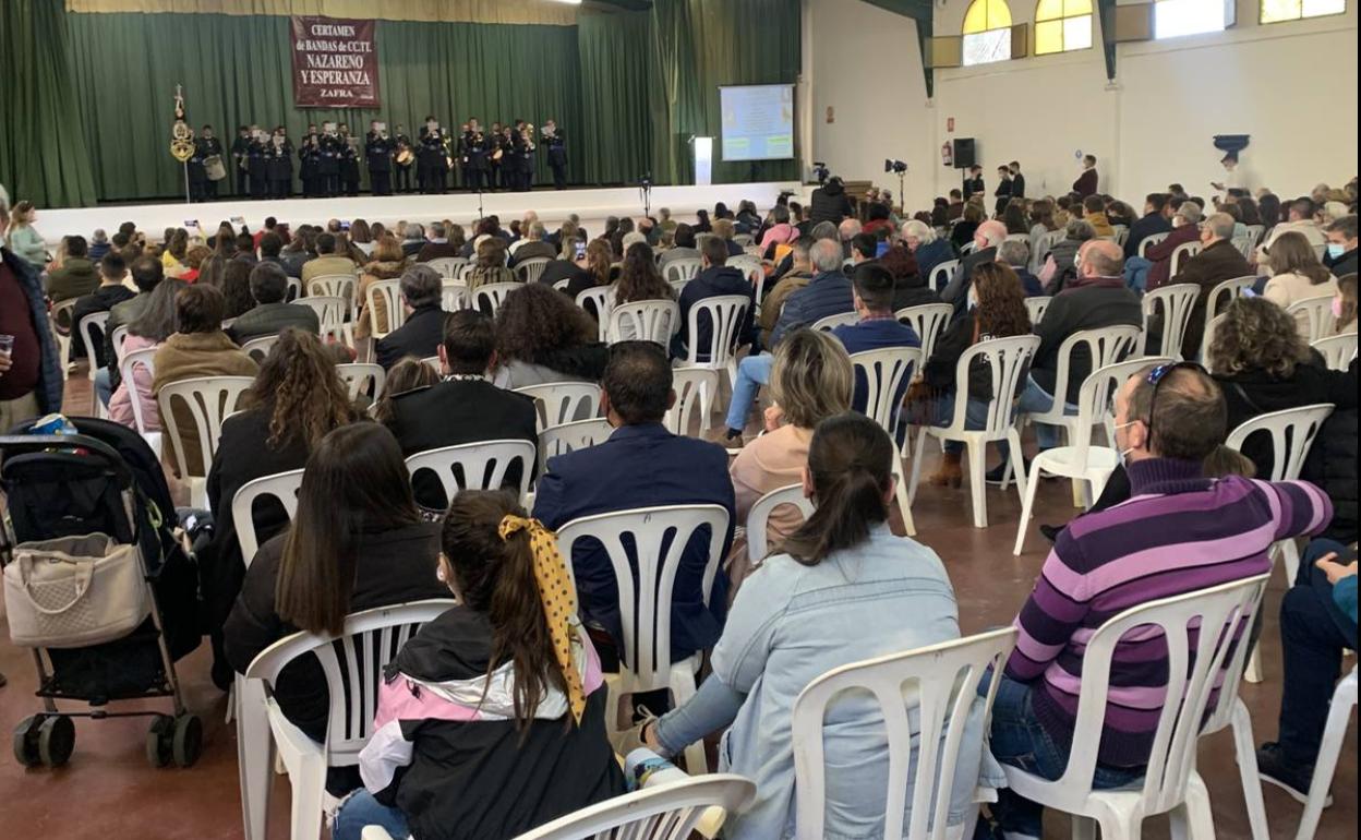 La Banda de Cornetas y Tambores del Nazareno y la Esperanza llena la caseta municipal durante su certamen de bandas