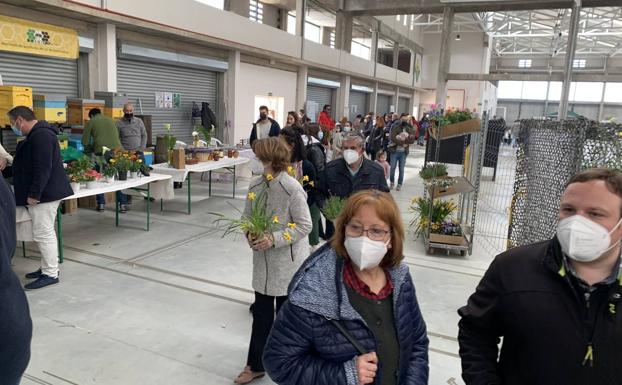Asistientes visitando la feria 