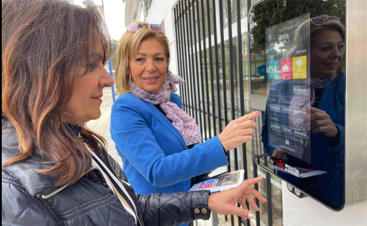 La directora de la Oficina de Turismo junto con la concejala en el dispiositivo turístico 