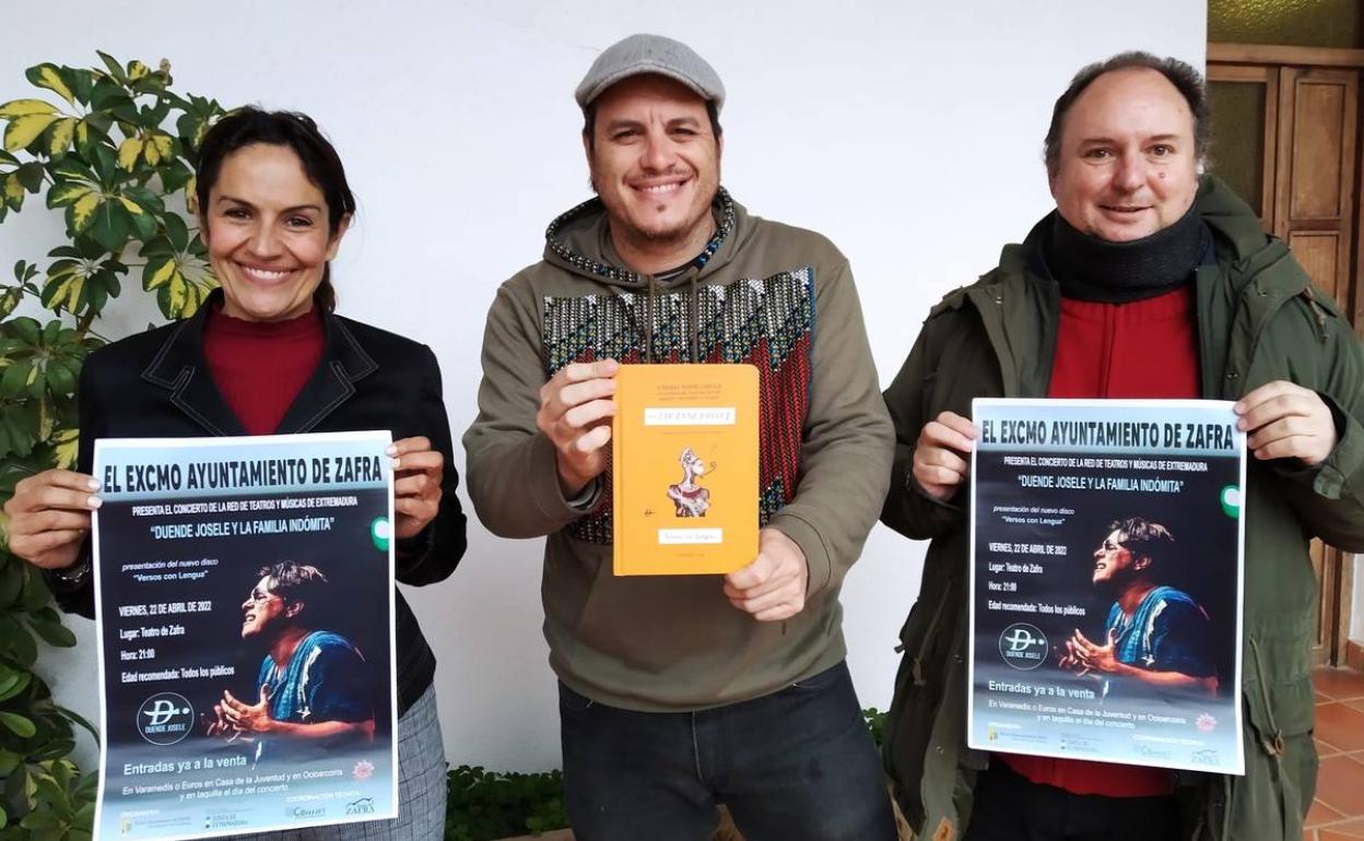 Duende Josele junto a, Rosa Monreal, y el coordinador de la Casa de la Juventud, Gonzalo Lavado durante la presentación del concierto 