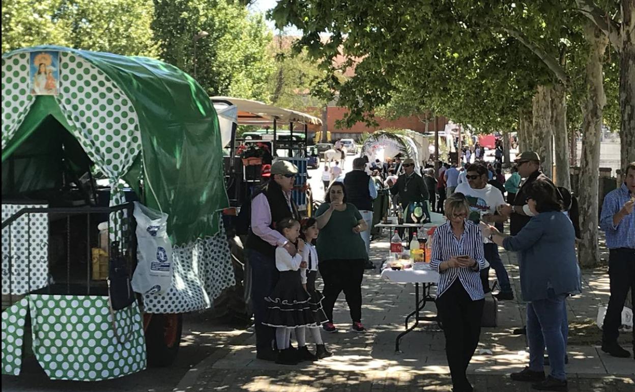 Algunos romeros y carrozas en el Camino en 2019 antes de la salida 