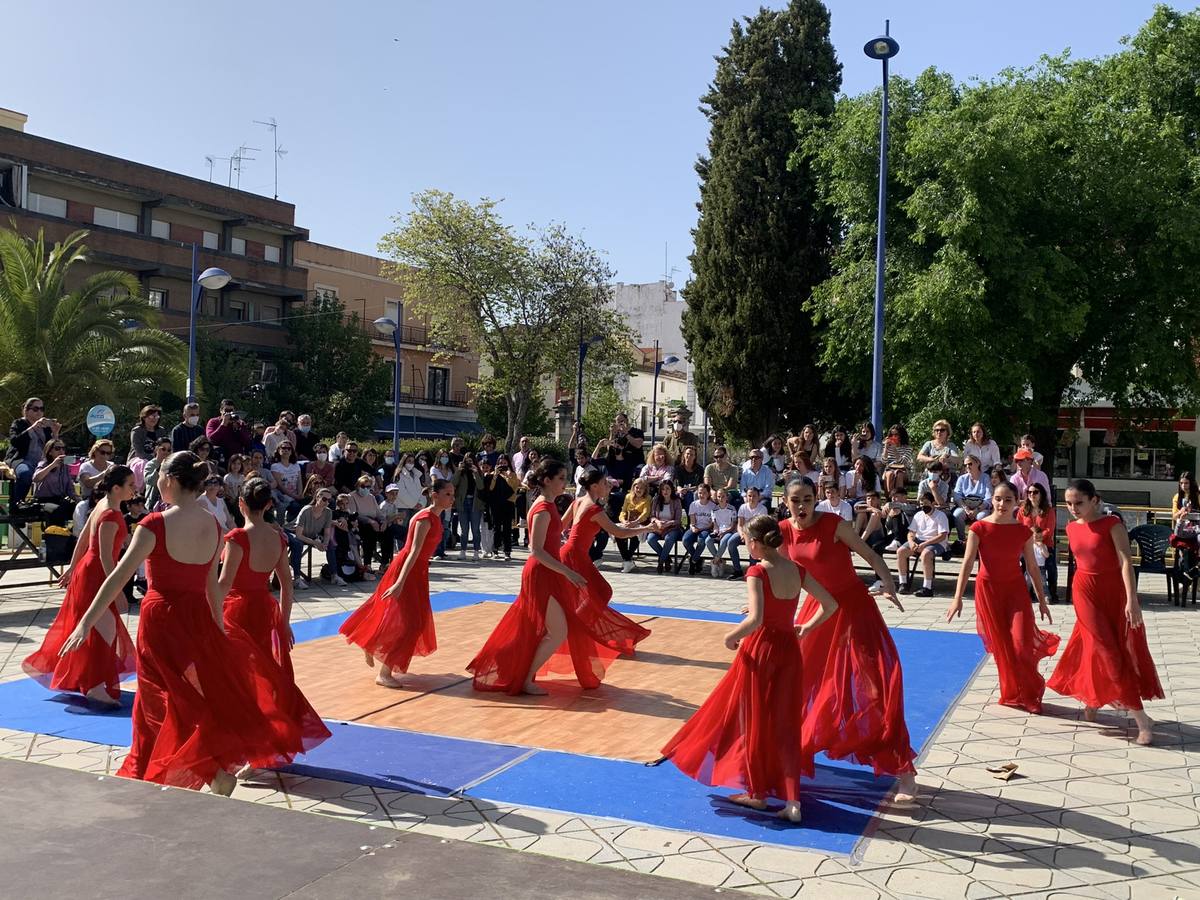 Una de las exhibiciones de danza en la Plaza de España 