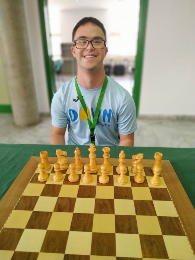 Agrián tras revalidar su título de campeón en los JEDES 