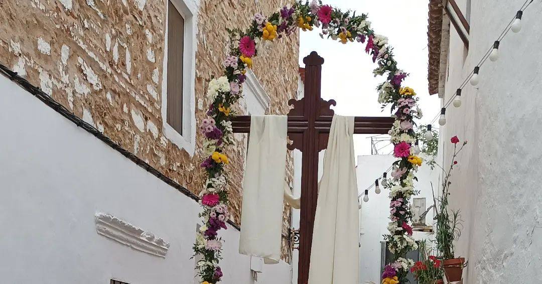 La Cruz vesitda para la ocasión 