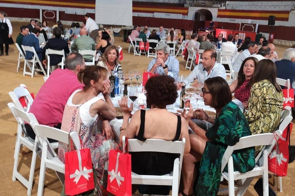 LA cena se celebró en la plaza de toros de Zafra 