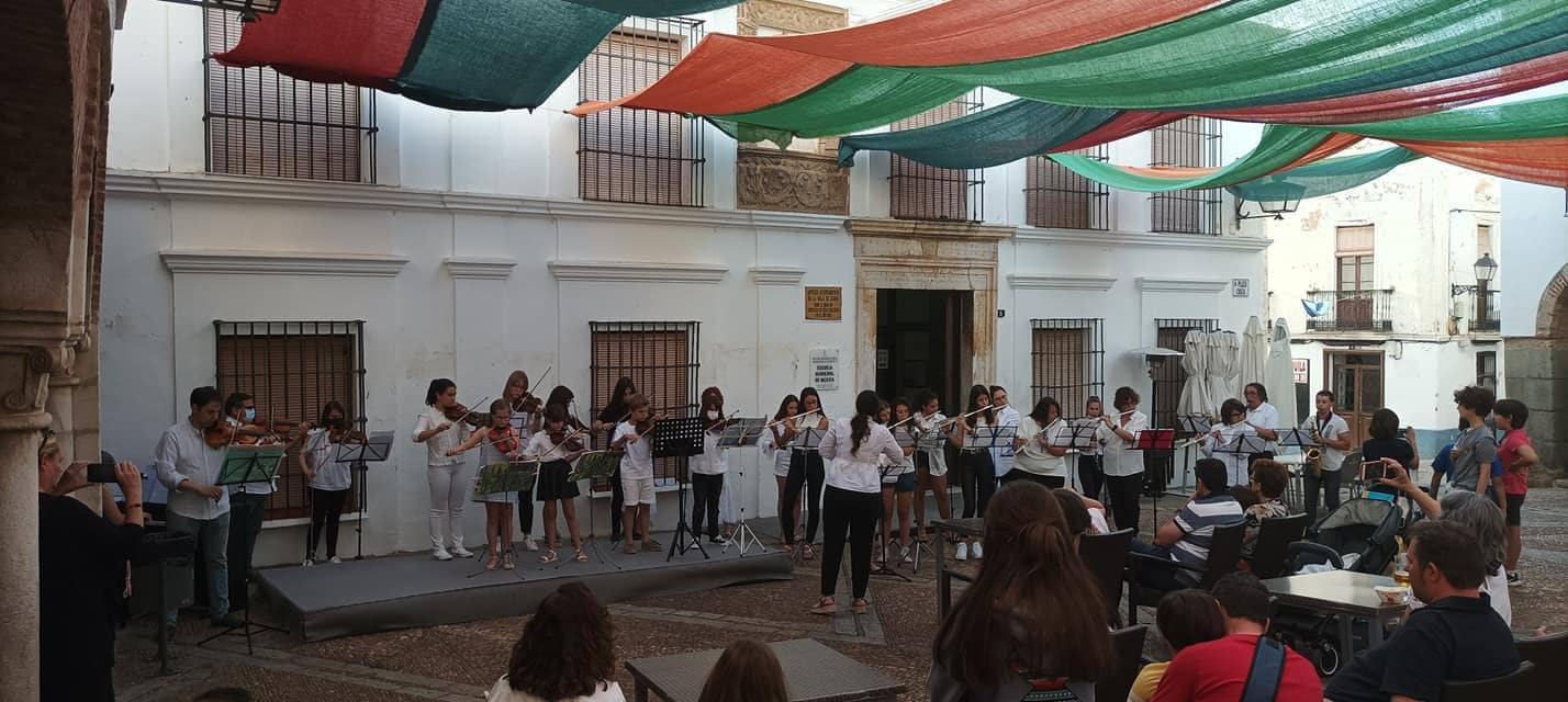 Audiciones de la Escuela de Música en la Plaza Chica por la festividad 