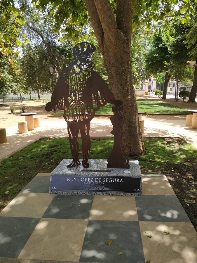Figura de Ruy López en su rincón del Parque de la Paz 