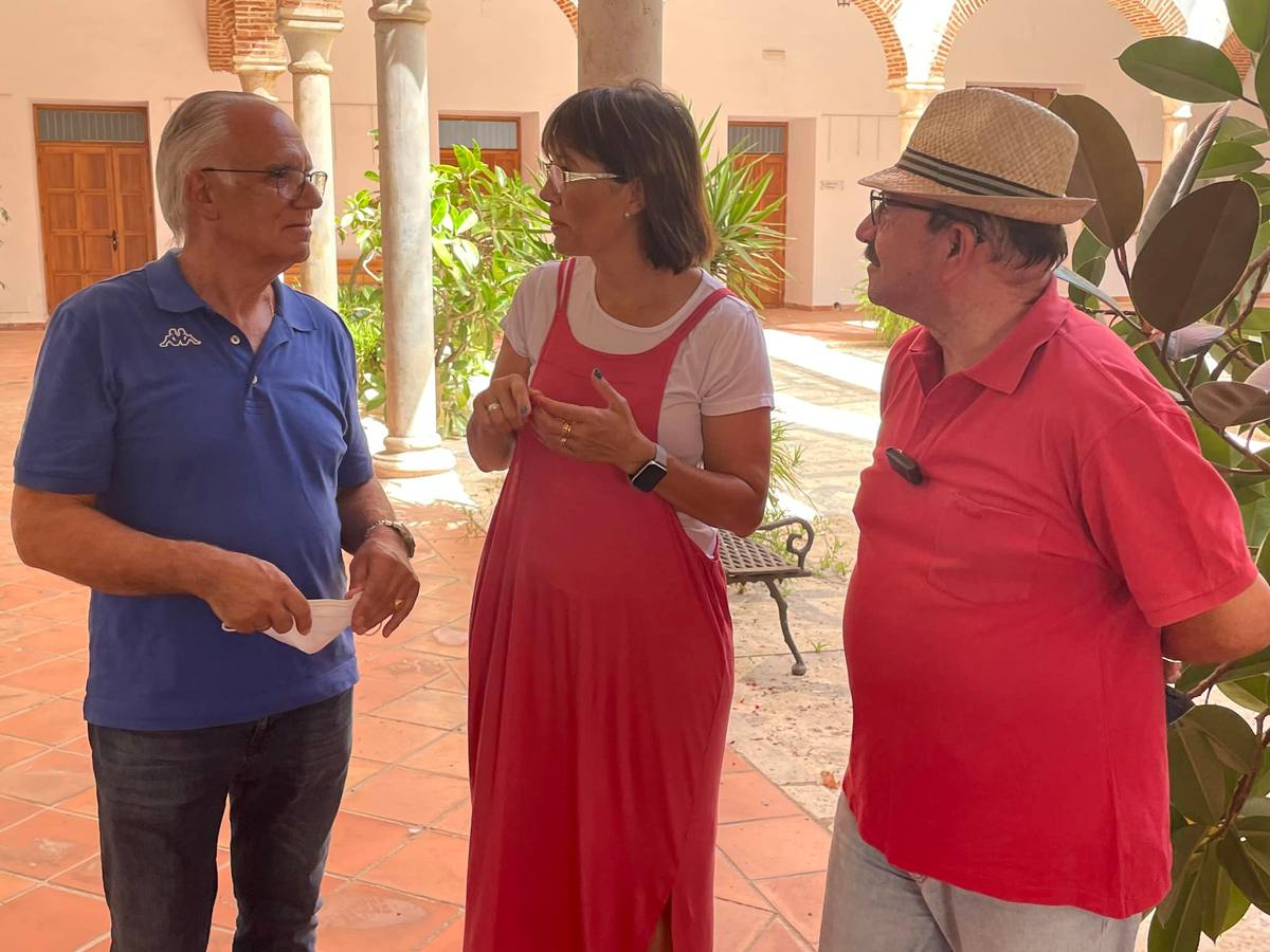 La concejala junto a los dos representantes de los grupos durante la presentación 