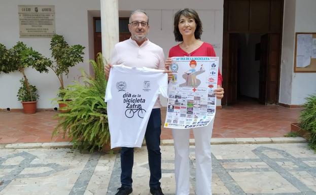 La concejala de Deportes y Participación Ciudadana y el presidente de la agrupación 