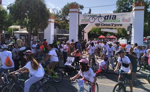 Salida de los ciclistas desde el Parque de La Paz