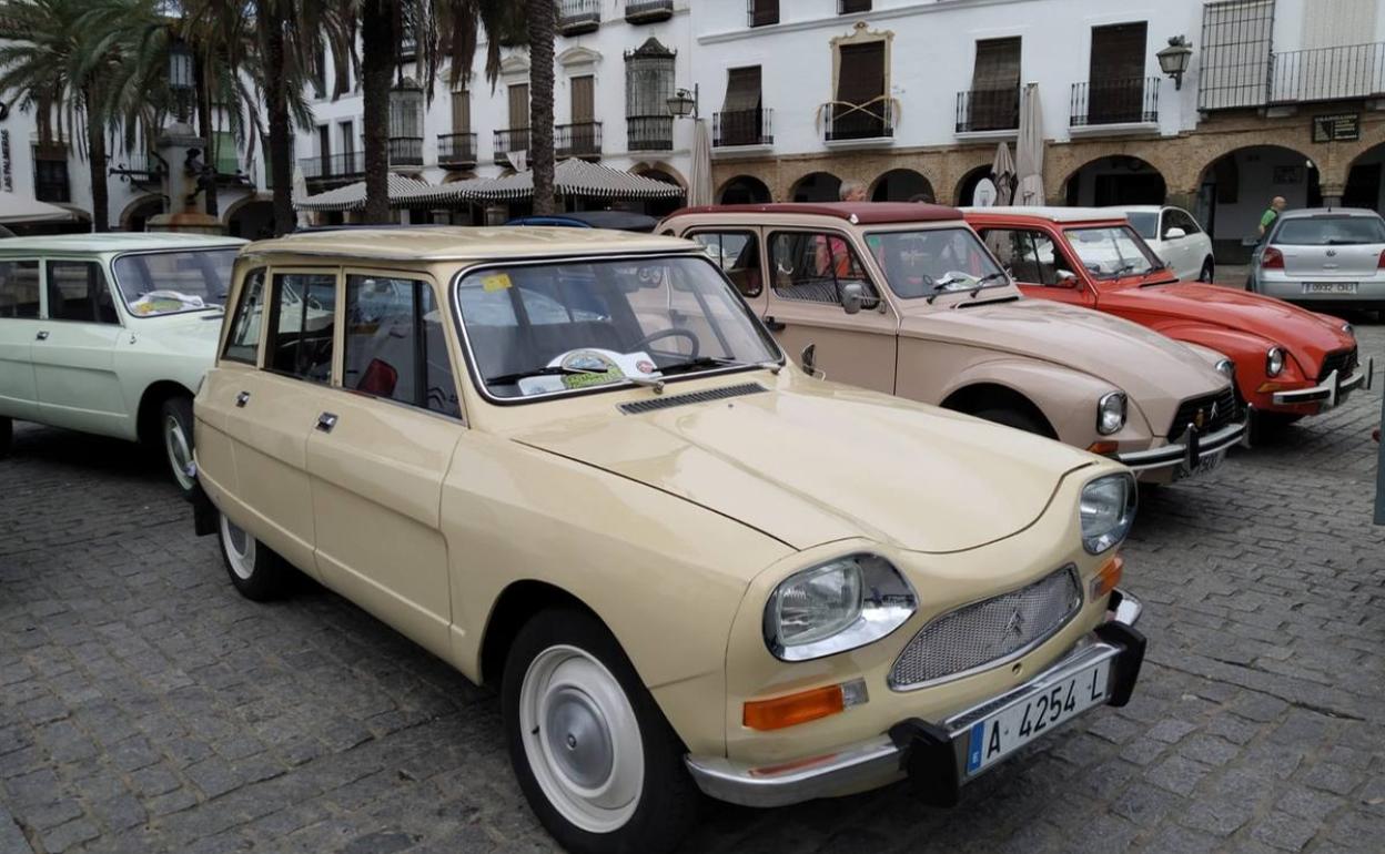 Unos 15 vehículos antiguos hacen parada en la Plaza Grande