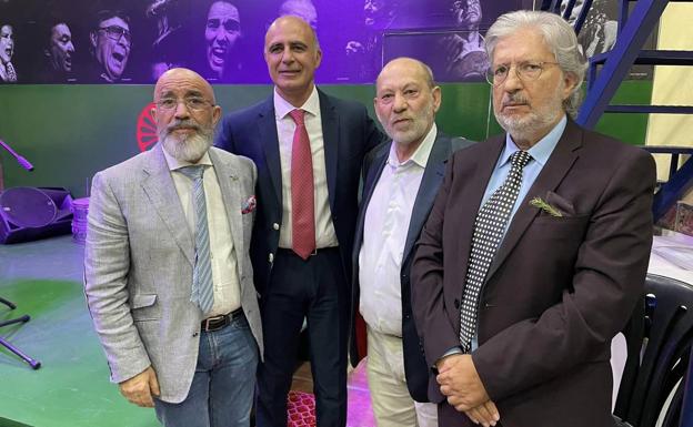 Representantes de las distintas asociaciones e instituciones gitanas junto al alcalde en la inauguración