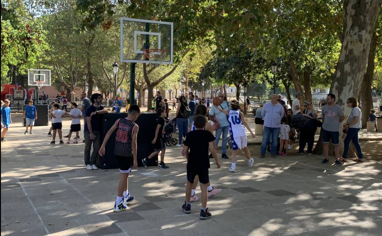 Unos 150 jugadores de todas las edades se dieron cita en el torneo 3x3 del Club de Baloncesto Sajra
