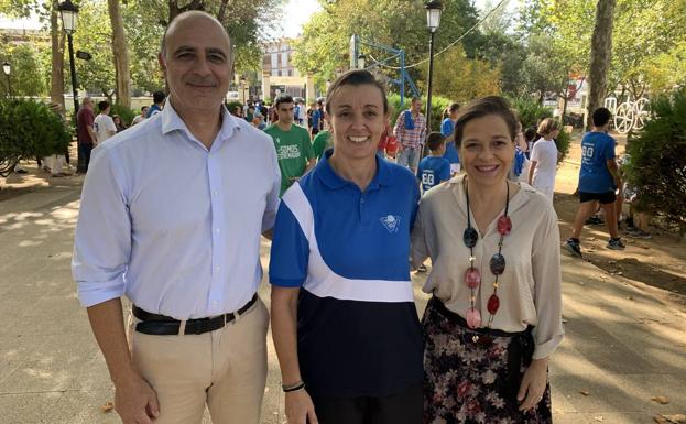 La residenta del club junto al alcalde y la concejala Nieves Peña 