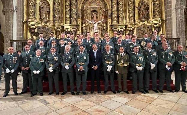 Los guardias civiles junto al alcalde en La Candelaria 