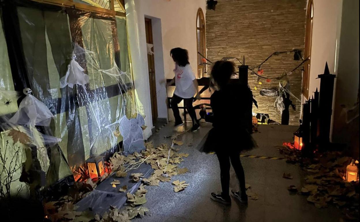 Un momento del Escape Room en la antigua biblioteca 
