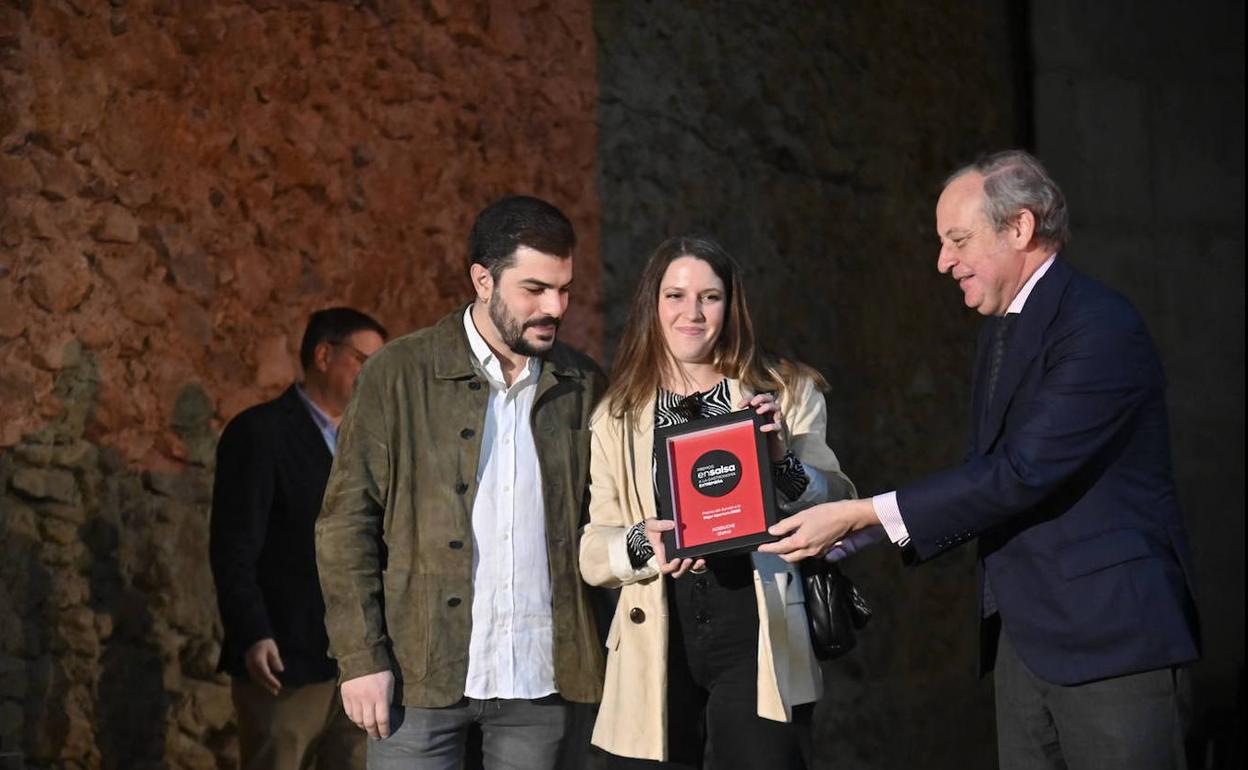 Carmen y Javier recogen su premio 