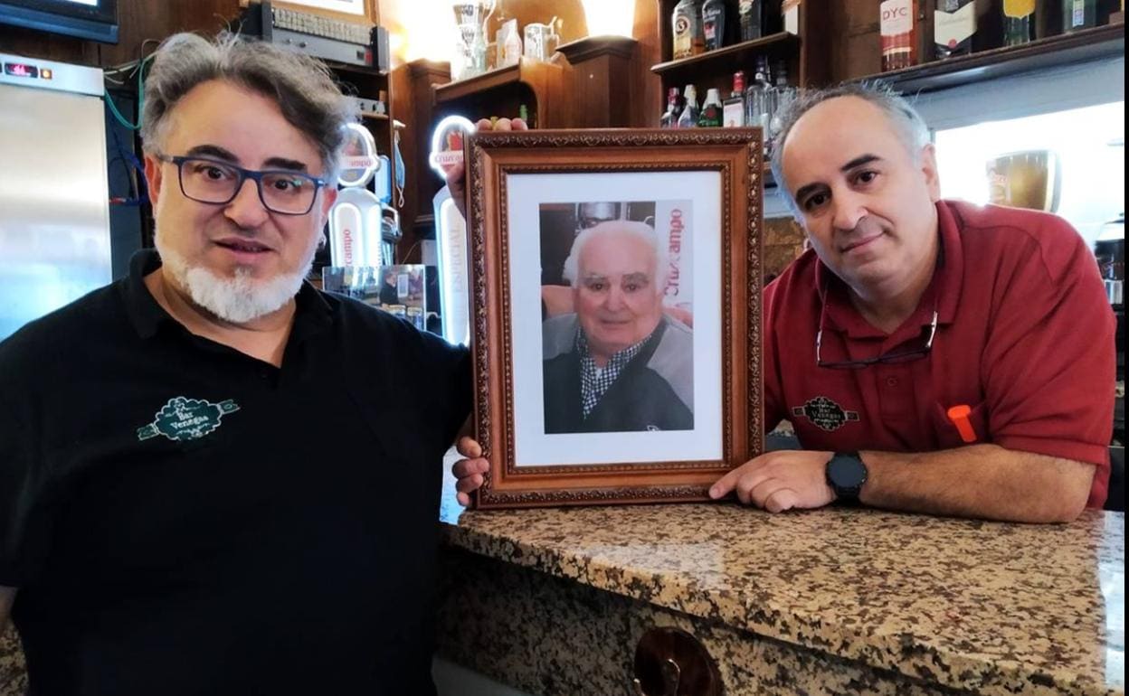 Hermanos Venegas junto a la foto de su padre, fundador del establecimiento
