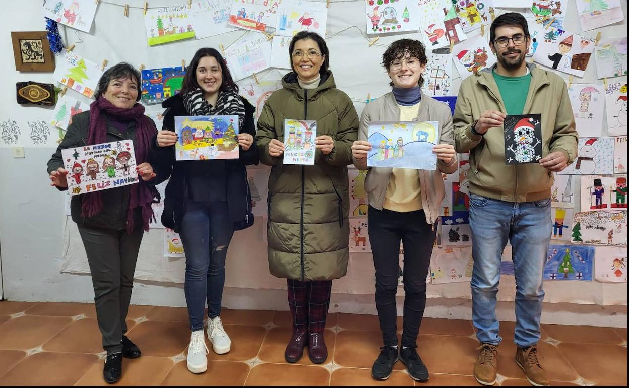 La presidneta de la asociación con los miembros del jurado del concurso 