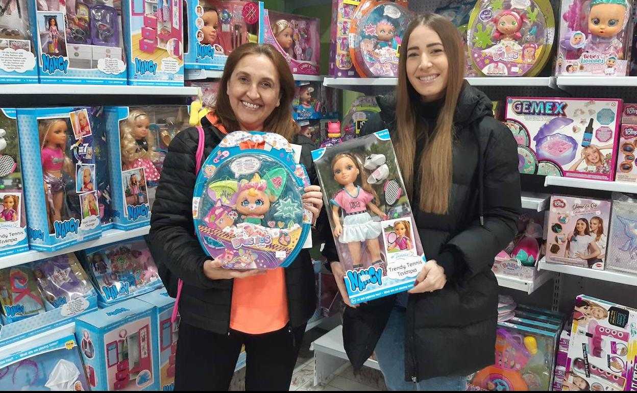 La representante de Deutz Spain entregando los regalos 