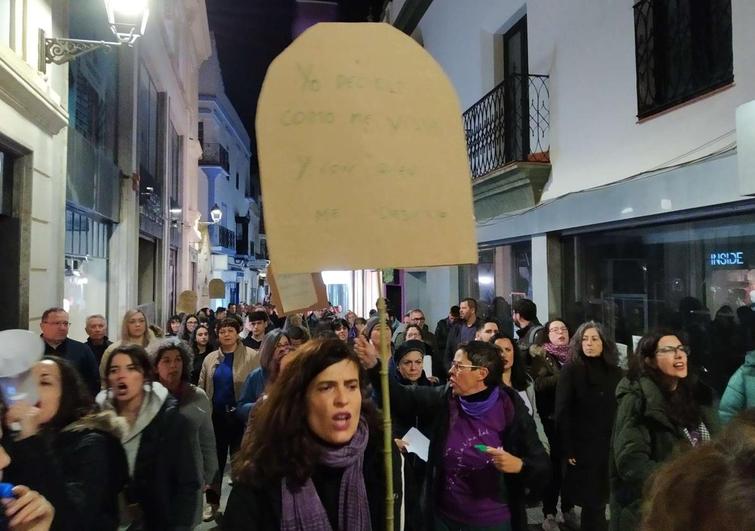 La maninfestiación a su paso por la calle Sevilla