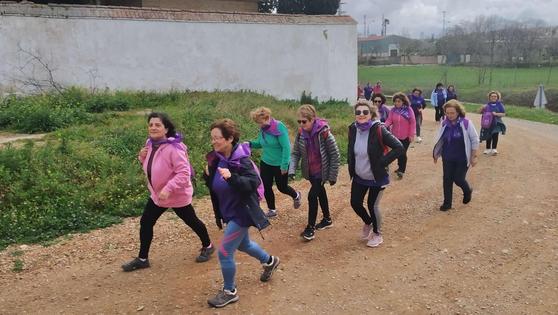 Unas 65 mujeres recorren la ruta senderista en defensa de la igualdad