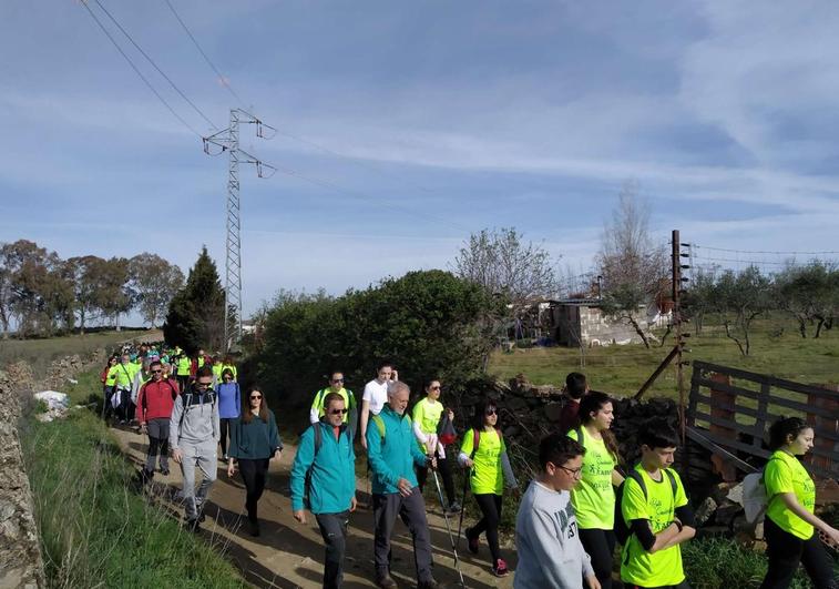 Más de 300 personas participan en la ruta senderista y carrera de ASMI