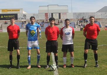 Los capitanes de ambos equipos junto con el cuerpo arbitral del partido