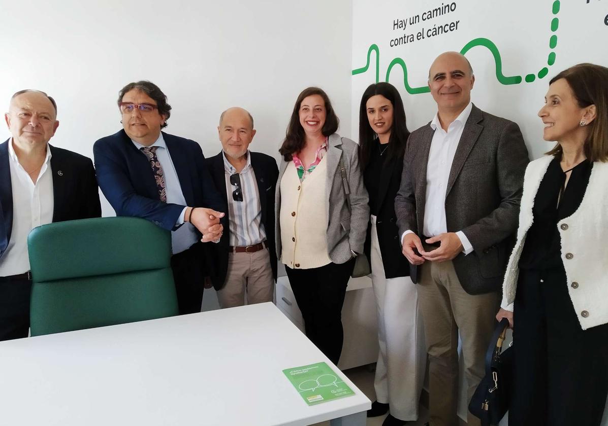 Algunos de los miembros de la AECC local con als autoridades