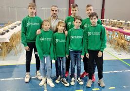 El presidnete del club junto a los participantes en el campeonato