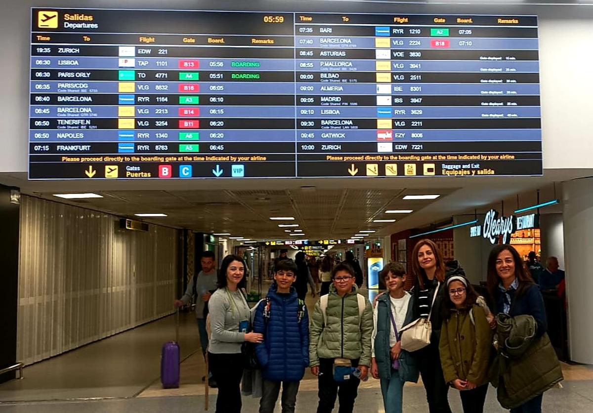 Los escoleres junto a sus maestras rumbo a Italia