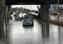 Las carreteras quedaron anegadas por el temporal