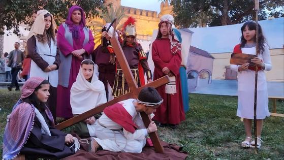 Cerca de 300 niños y catequistas representaron un Vía Crucis viviente