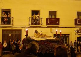 El Santo Entierro durante su Estación de Penitencia en el Viernes Santo