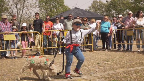 Más de 20 niños han participado en el Aleluya con sus borreguitos ataviados con lazos de colores