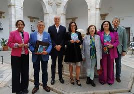 La escritora junto a alcalde, concejala Cultura y Turismo Luciano Feria, Carmen Fernández - Daza, hermanos Ida y Lorenzo Chacón