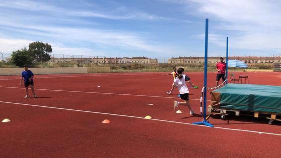 Los escolares se acercan a las distintas disciplinas del atletismo en las 'COlimpiadas'