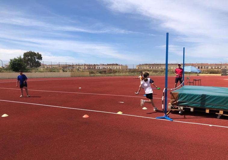 Los escolares se acercan a las distintas disciplinas del atletismo en las 'COlimpiadas'