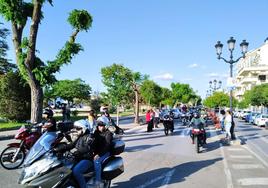 Las motos en ruta por el centro de la localidad