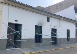 La vivienda incendiada precintada por Guardia Civil