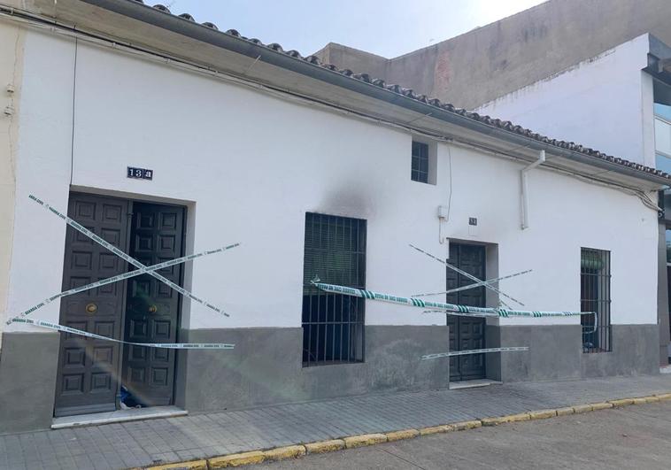 La vivienda incendiada precintada por Guardia Civil