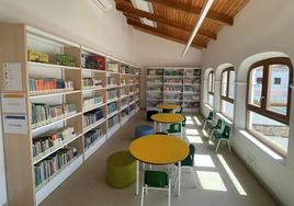 La biblioteca ya cuenta con su nuevo mobiliario, en la foto la zona infantil